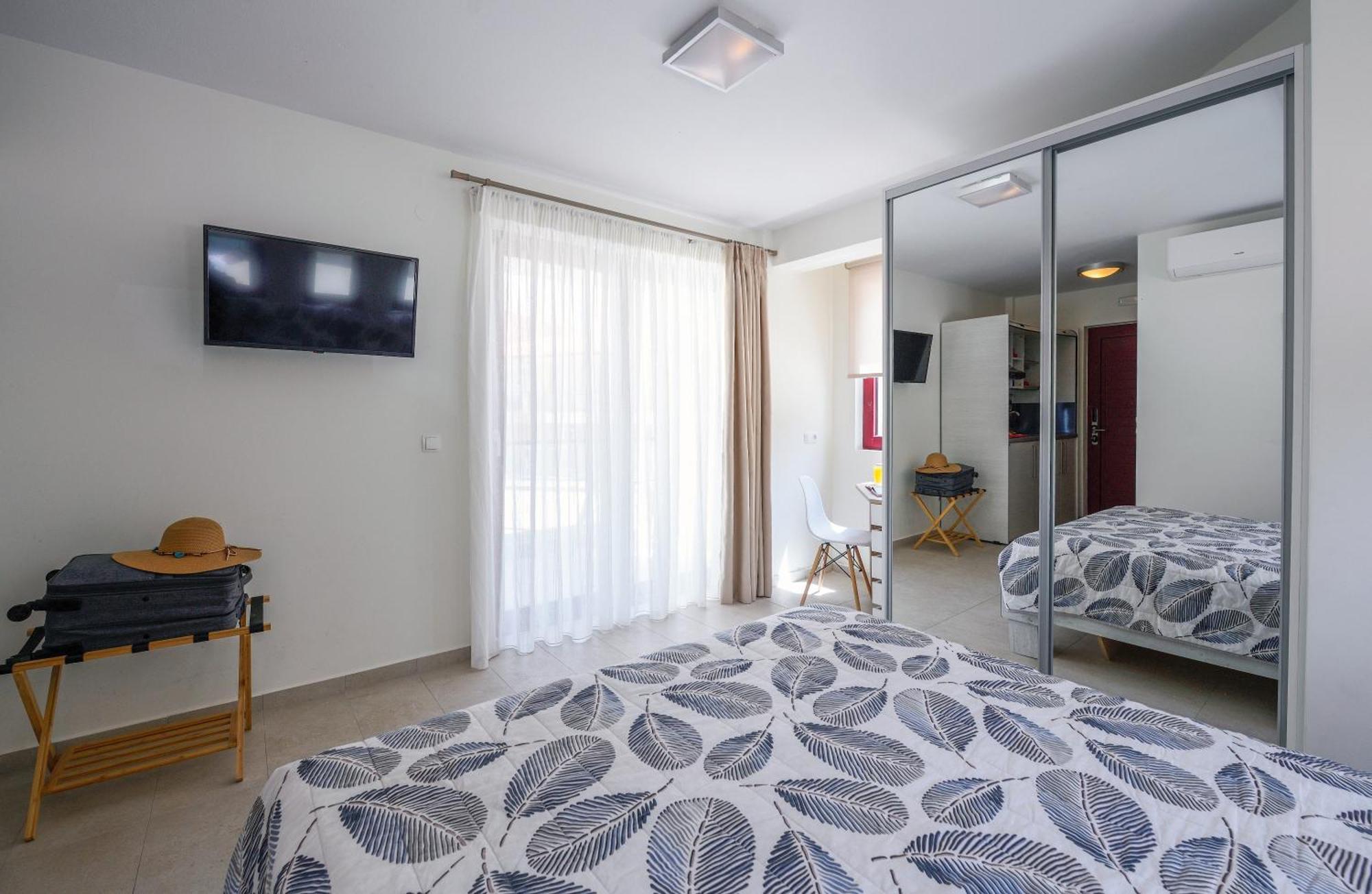 Elpiniki Luxury Rooms Nea Poteidaia Bagian luar foto